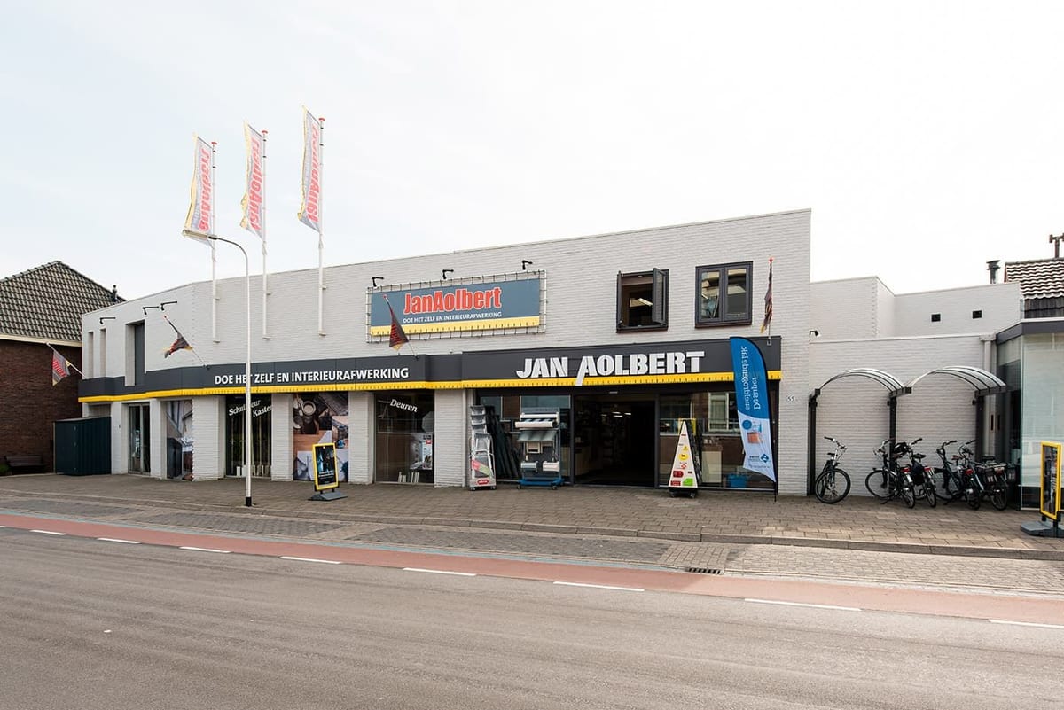 De winkelgevel van Jan Aolbert aan de Esstraat in Rijssen, gezien vanaf de overkant van de straat